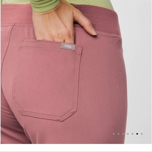 New Figs women scrub set Top and Jogger - Picture 4 of 8